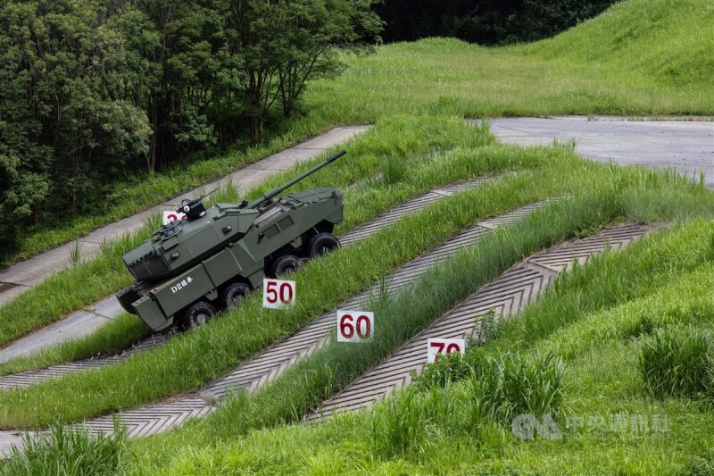 「105公厘輪型戰車」研製樣車進行50%正斜坡測試,顯示其性能無虞。中央社記者翁睿坤攝 113年6月25日