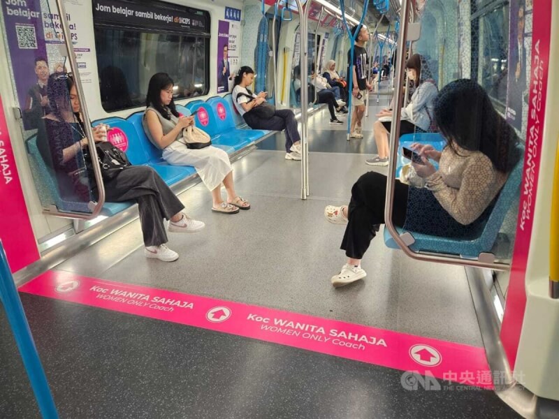 大馬吉隆坡快捷通公司2023年在地鐵加影線（MRT Kajang Line）的每輛列車內設女性專用車廂（圖）。中央社記者黃自強吉隆坡攝 113年6月25日