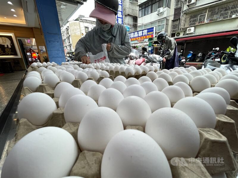 图为台北市民众14日在商店购买散装鸡蛋。（中央社档案照片）
