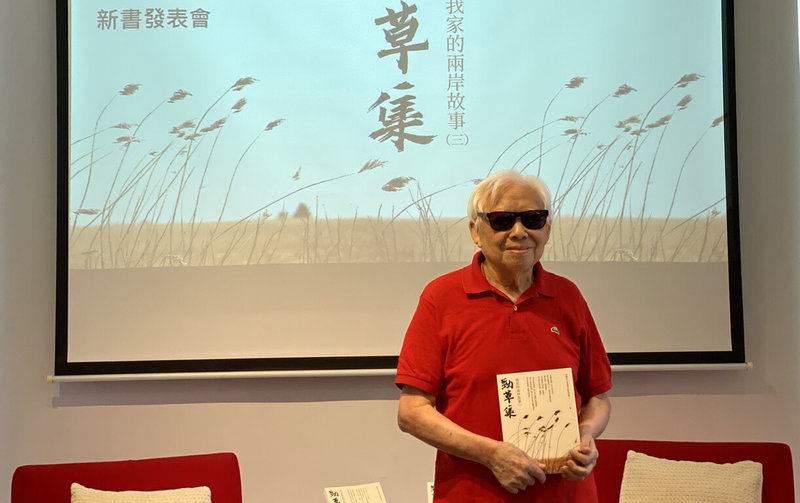 藝術家霍剛（圖）25日出席「勁草集：我家的兩岸故事（三）」新書發表會，難忘學校點滴及同學、已故體育主播傅達仁頑皮身影。（時報出版提供）中央社記者葉冠吟傳真  113年6月25日