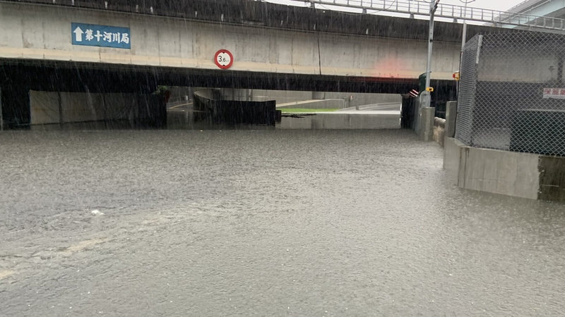 連接台65快速道路匝道的板橋新興橋下道路，因地勢低窪，常遇大雨就淹水。（新北市水利局提供）中央社記者王鴻國傳真 113年6月25日