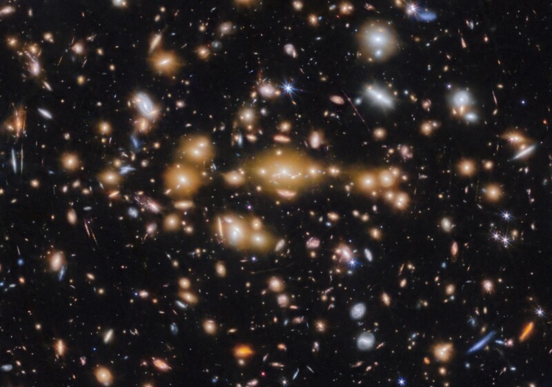 星系團SPT-CL J0615−5746的部分影像。（圖取自twitter.com/ESA_Webb）