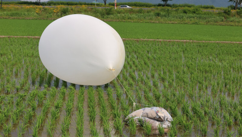 圖為10日掉落在南韓田裡的北韓垃圾氣球。（韓聯社）