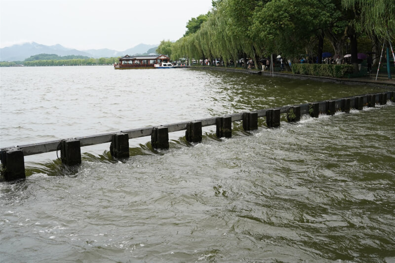 中國浙江杭州連日暴雨，西湖水位升高需洩洪調節，圖為西湖水流入聖塘閘入水口。（中新社）