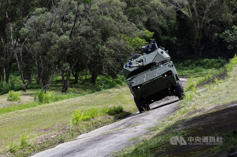 「105公厘輪型戰車」研製樣車現場進行30%側斜坡測試,展示優異的性能。中央社記者翁睿坤攝 113年6月25日