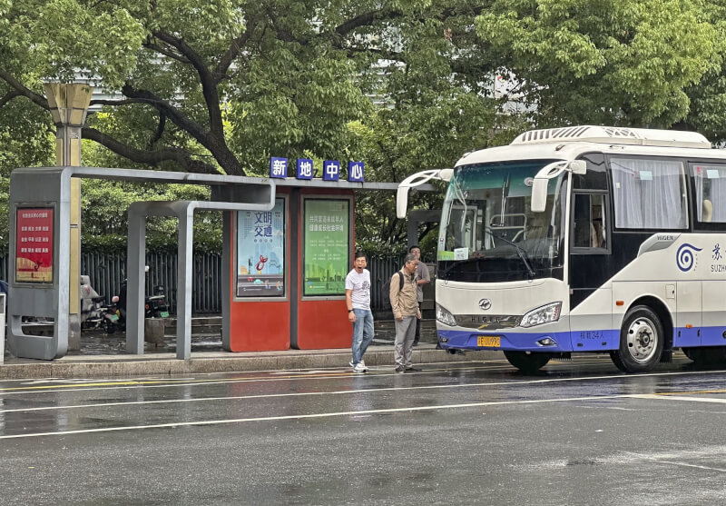 24日中國江蘇省蘇州市一名日本母親帶著兒子等公車時被男子持刀攻擊。圖為疑似事發公車站。（共同社）