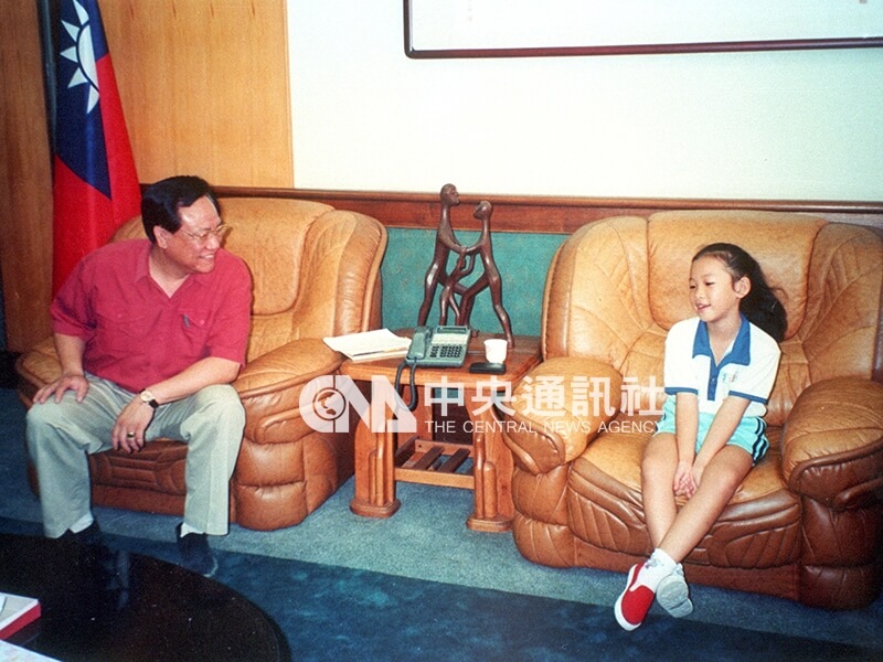 苗栗縣長何智輝（左）接見謝依旻（右）時，稱她是「未來的國寶」，謝依旻靦腆表示，「沒有啦！都是跟哥哥學的」。中央社記者林沂鋒攝 86年6月26日