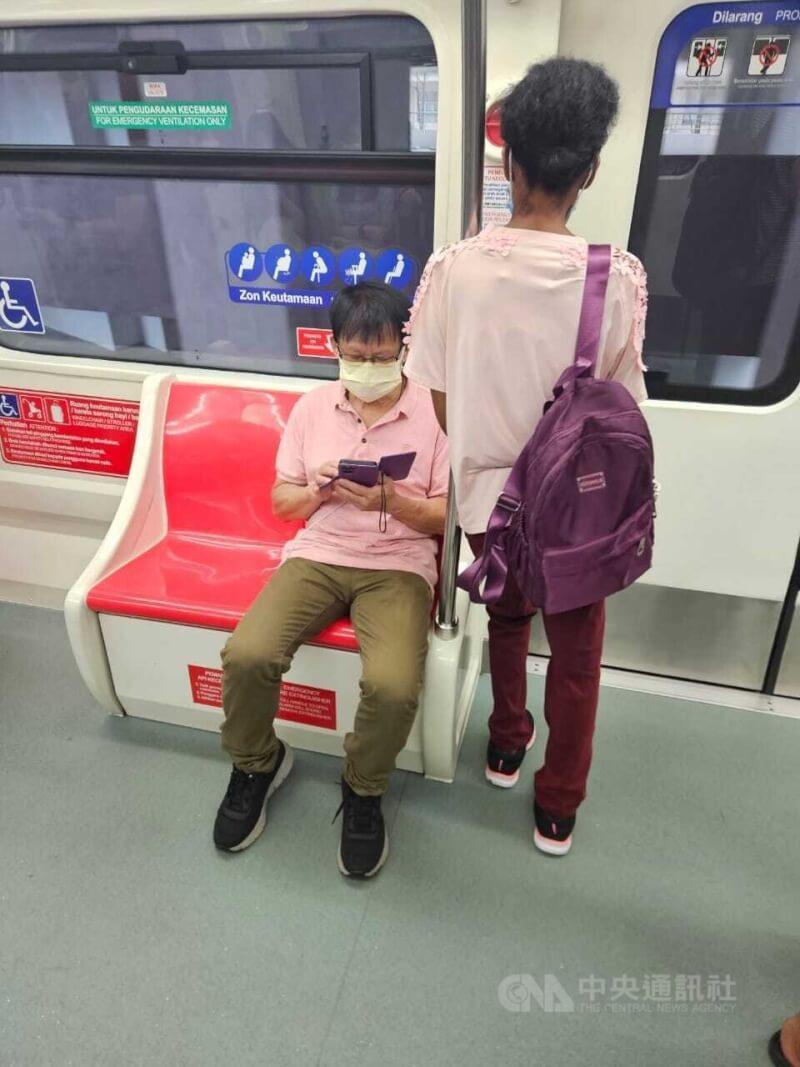 大馬地鐵系統都設有博愛座，捷運族或移工普遍會讓座，更設女性專用車廂，保護女性安全。圖為單軌列車Monorail的博愛座並以紅色座位明顯區隔一般座位。中央社記者黃自強吉隆坡攝 113年6月25日