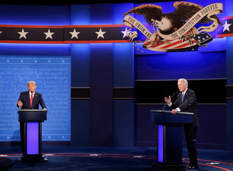 圖為2020年10月22日美國前總統川普（左）和總統拜登拜登（右）參加總統競選辯論。（路透社）