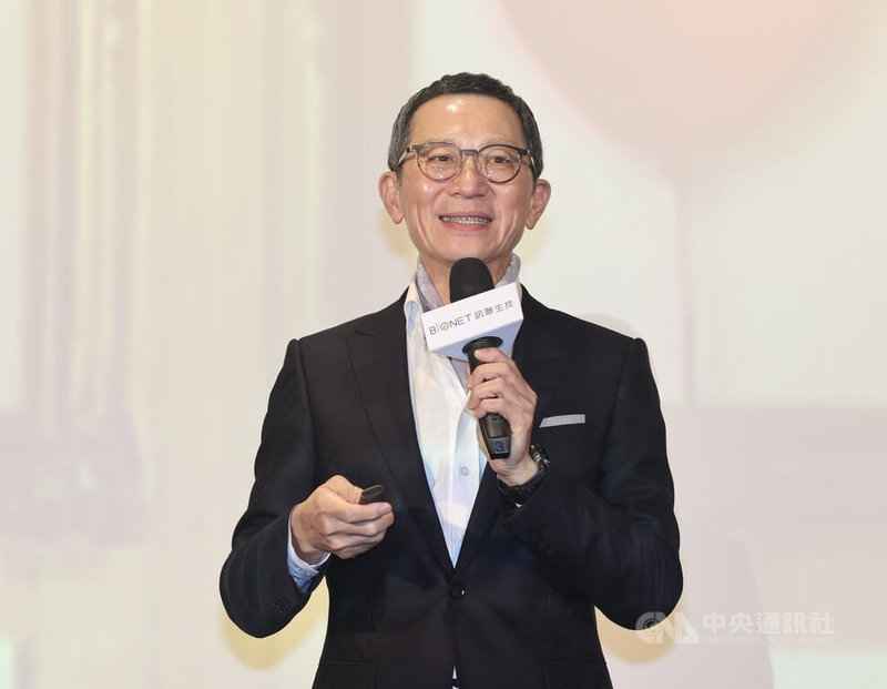 生技廠商訊聯集團25日在台北舉行25週年記者會,董事長蔡政憲(圖)表示,再生醫療雙法通過,此刻正是台灣絕對不可錯過的外泌體大時代,未來將打造次世代外泌體全球研發代工服務模式。中央社記者張皓安攝 113年6月25日