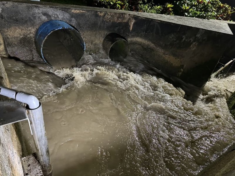 0403地震後土石鬆動，加上連日午後雷陣雨，造成供應花蓮市區自來水的娑婆礑溪濁度飆升，淨水場淨水單位無法處理，影響花蓮北區自來水供水狀況。（花蓮縣議員魏嘉賢提供）中央社記者張祈傳真  113年6月26日