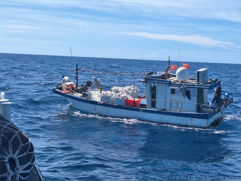 圖為6月一艘中國「三無」漁船越界進入澎湖花嶼西北領海基線外19.5浬處作業。海巡巡防艇緊追強靠登檢，並將人船一併押返。（澎湖海巡隊提供）