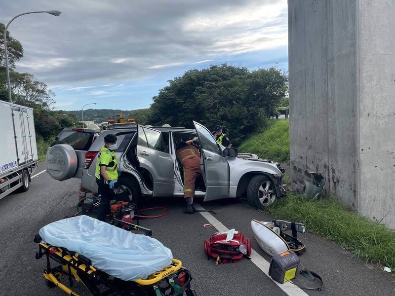 國道3號香山交流道北上入口匝道26日發生1輛自小客車自撞橋墩事故，警消到場發現事故車輛的男性駕駛受困車內，已失去生命跡象，立刻協助脫困並送醫急救。（民眾提供）中央社記者魯鋼駿傳真  113年6月26日