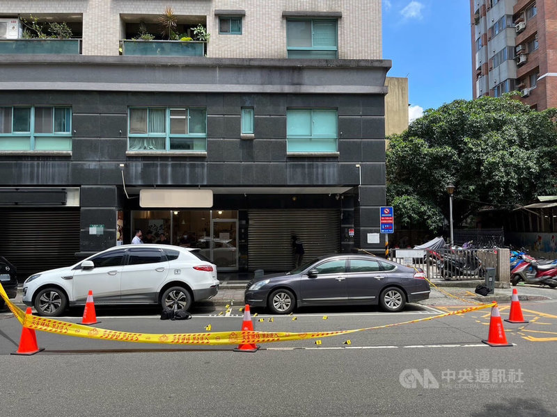 1名男子26日涉嫌持槍射擊新北市新店區某1樓店面，事後前往派出所投案，警方獲報趕抵封鎖現場及蒐證，發現有16發彈殼及1發未擊發子彈。（翻攝照片）中央社記者楊侃儒傳真  113年6月26日