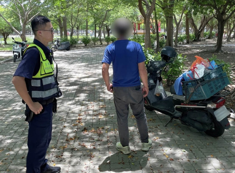 台南市1名男子日前在安平區竊取1輛機車後再換上自己機車車牌，並騎車到處遊蕩，警方25日在南區發現男子趴在公園石桌睡覺，立刻逮捕送辦。（台南市警局提供）中央社記者張榮祥台南傳真  113年6月26日