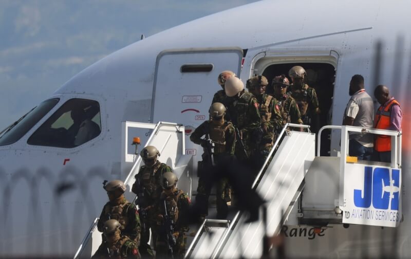 肯亞警察25日搭機抵達海地首都太子港。（路透社）