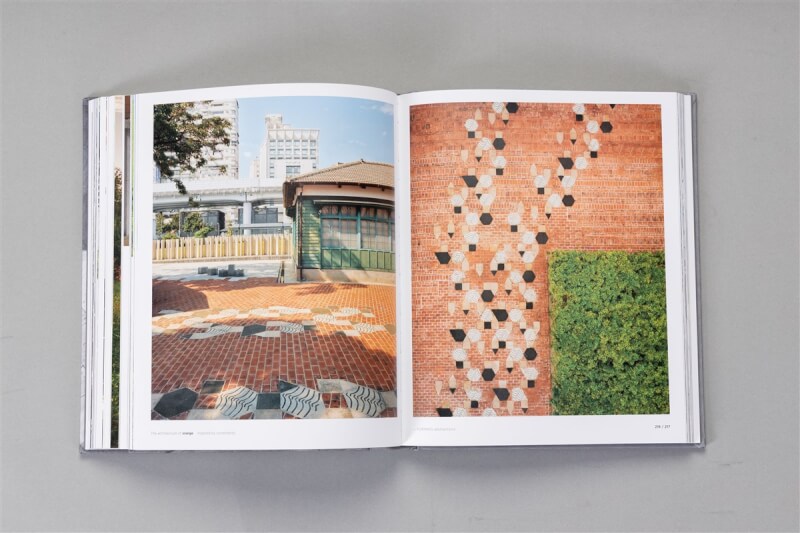 十一事務所首部英文作品集「XRANGE的建築」出版,收錄建築師作品,其中「蹤跡地景」榮獲美國建築師學會(AIA)頒發的「2021 AIA國際設計大獎」都市設計獎項。(十一事務所提供)中央社記者葉冠吟傳真 113年6月26日