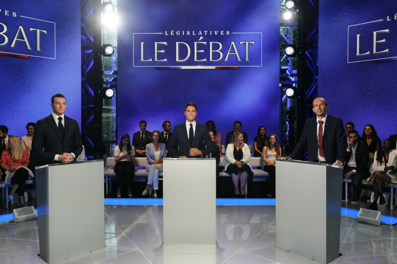 法國極右翼領袖巴德拉（前左起）、總理艾塔爾與極左派重量級人士班巴爾25日在辯論前合影。（法新社）