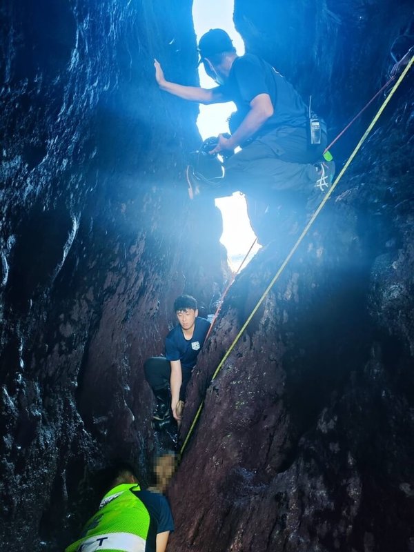 來自台中的銀髮族旅遊團26日到台東三仙台遊玩,其中74歲男性團員集合時遍尋不著,搜尋發現他卡在三仙台島上合歡洞石縫中,經海巡及消防人員輔以繩索救援,成功脫困。(台東縣消防局提供)中央社記者李先鳳傳真 113年6月26日