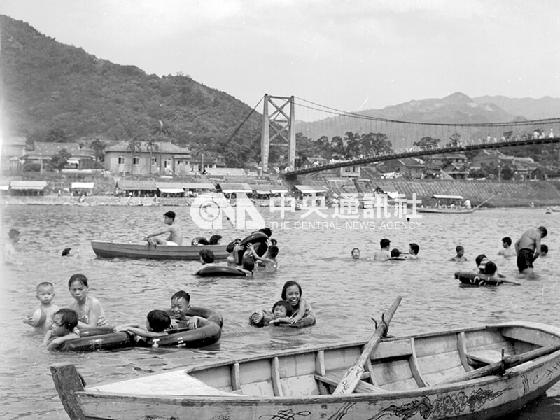 台北近郊的碧潭,山青水秀,風光旖旎,圖為民國51年時夏季,假日時遊人如織,遊艇生意興隆。中央社記者潘月康攝 民國51年7月15日
