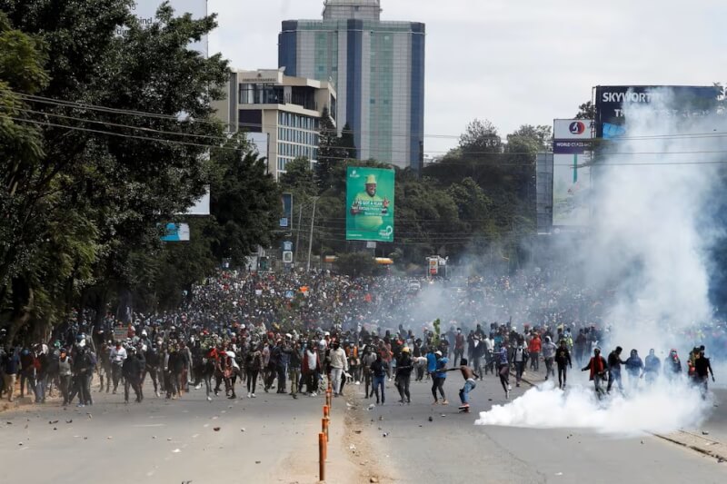 數以千計不滿加稅的抗議群眾25日闖入肯亞國會大樓，警方朝示威民眾發射實彈和扔擲催淚瓦斯罐。（路透社）