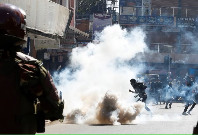 25日肯亚反加税示威，警方朝示威民众扔掷催泪瓦斯罐。（路透社）