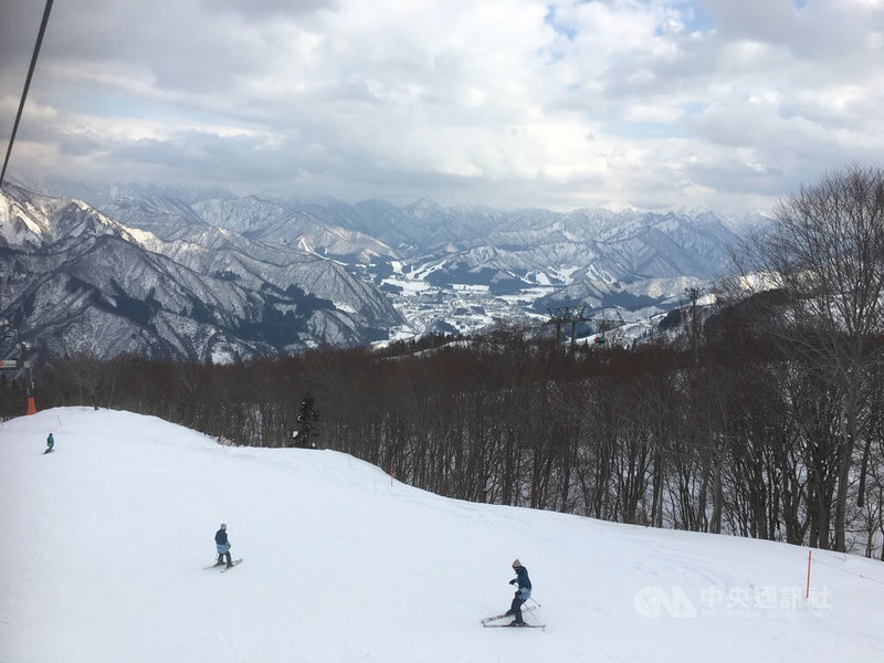 1990年代日本經濟泡沫破裂後，不少在滑雪、溫泉的度假勝地周圍大規模興建的公寓與別墅乏人問津。至今仍可在部分地區看到當時因為開發終止、無人管理而遺留下來的痕跡。圖為日本新潟縣一處滑雪場。中央社記者吳柏緯新潟攝 113年6月27日