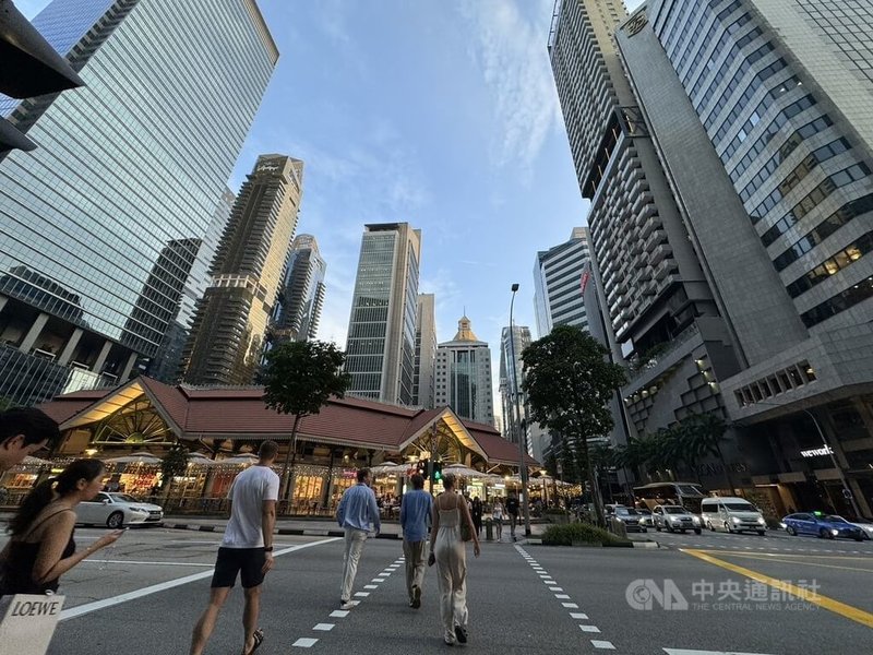 新加坡蝉联全球生活最贵城市，专家指出，政治和经济稳定的声誉及友善商业运作的环境，是吸引世界企业及富有阶层造访原因。图为小贩中心受商业大楼环绕。中央社记者吴升鸿新加坡摄  113年6月27日