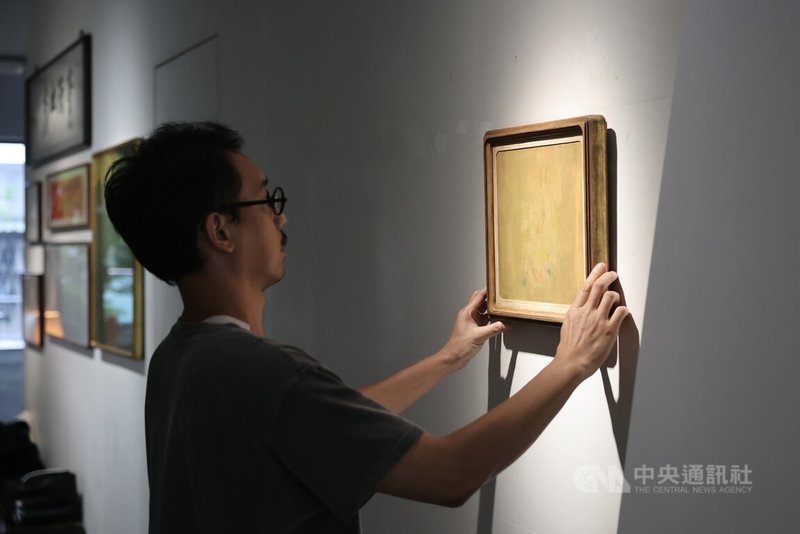 最傳統的裝裱工藝是會為每幅畫量身打造畫框,要找出一樣的材質為底布,甚至參考藝術家風格去思考裱褙,「青雨山房」負責人吳挺瑋表示,「我的方式就是堅持傳統方式,再加入我看見的現代元素。」中央社記者王飛華攝 113年6月27日