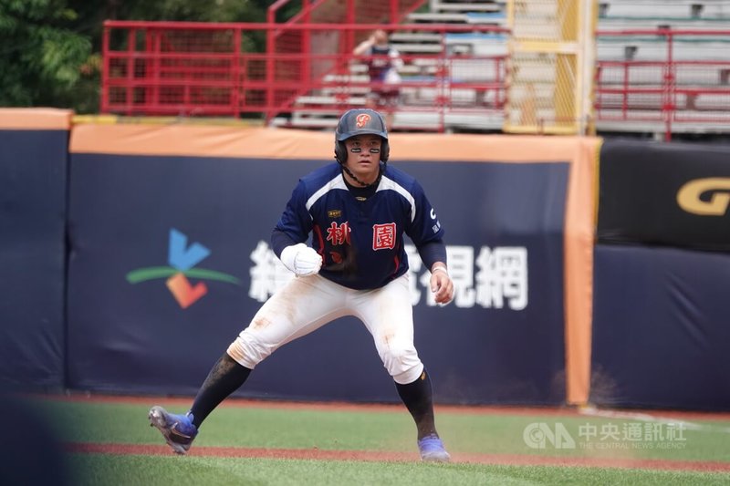 中職選秀會28日登場,平鎮高中畢業好手張趙紘打擊力量出色,具長打能力,球探評價加入中職單季敲10轟沒問題。圖為張趙紘6月8日玉山盃青棒賽出賽畫面。中央社記者謝靜雯攝 113年6月27日