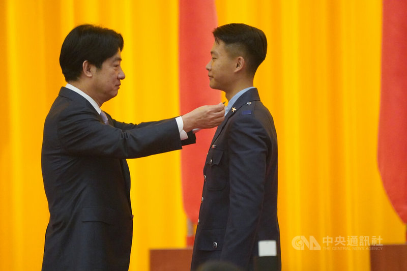 總統賴清德（左）27日上午在國防大學復興崗校區出席「113年三軍八校院聯合畢業典禮」，為畢業生代表掛階。中央社記者徐肇昌攝  113年6月27日