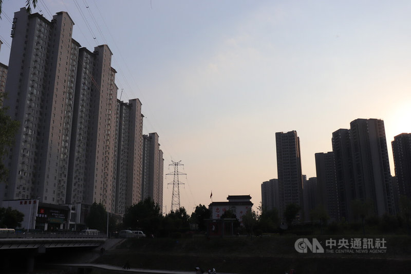河南郑州随处可见建案。右边一片是当地曾经最著名的烂尾楼启福城，有6000多户，背后代表6000个家庭，2万多名中国民众。这一建案2013年底停工，直到2022年9月因「保交楼」政策而复工。图片摄于5月份。中央社记者吕佳蓉郑州摄  113年6月27日