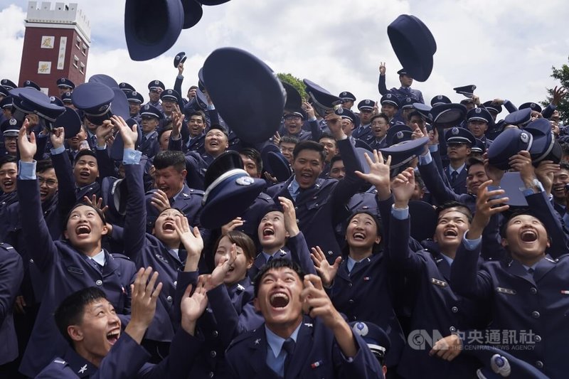 「113年三軍八校院聯合畢業典禮」27日上午在國防大學復興崗校區舉行,畢業生將帽子拋向空中慶祝。中央社記者徐肇昌攝 113年6月27日