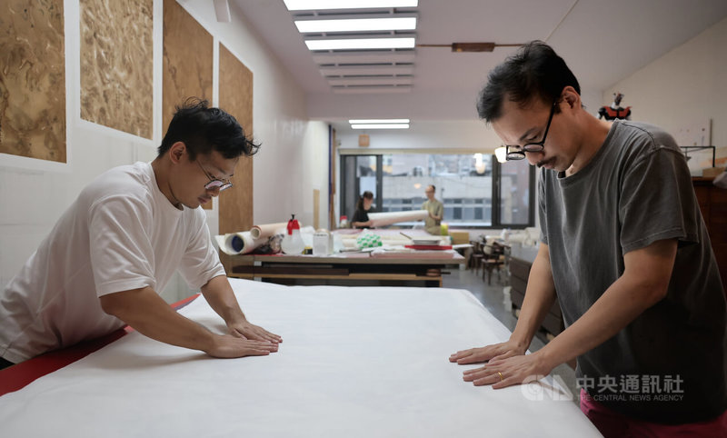 青雨山房日前推出「一間裱褙店:青雨山房-裱褙店的文化構成」展,展出曾經手裝裱的逾200件作品,華麗參展陣容,足見其在藝廊、收藏家間的有口皆碑,主理人吳挺瑋(右)投身裝裱工藝逾10年。中央社記者王飛華攝 113年6月27日