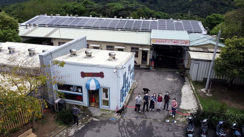 新北市中和動物之家推動太陽能光電回饋計畫,在屋頂空間裝設太陽能光電板發電,不僅防曬降溫效益高,發電回饋金還可用於換購飼料,每年約可回饋收容毛寶貝們約840公斤的飼料。(新北市動保處提供)中央社記者黃旭昇新北市傳真 113年6月27日
