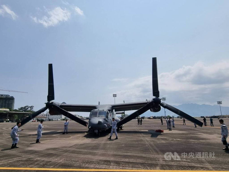 美军V-22鱼鹰运输机（V-22 Osprey）结合直升机和轻型运输机特性，能以直升机模式起降及传统构型飞机模式飞行。2023年4月3日摄于苏比克湾。中央社特约记者Edward Bungubung传真 113年6月28日