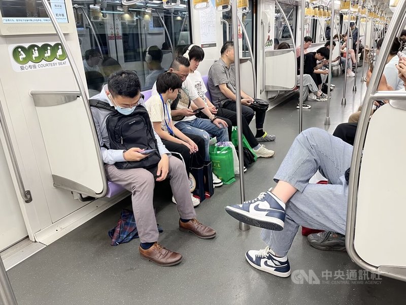 上海地鐵10號線設有紅色愛心專座，提供老弱婦孺使用，一般民眾也會乘坐。中央社記者李雅雯上海攝 113年6月28日