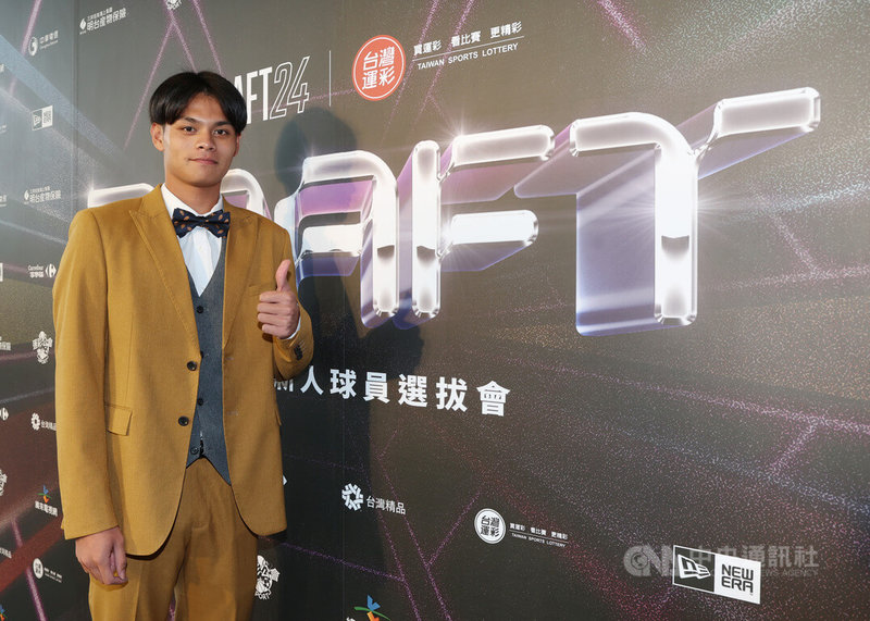 2024年中華職棒大聯盟新人球員選拔會28日在台中頂粵吉品餐廳登場,統一獅隊在第2輪指名選中玉里高中出身的投手張宥謙。中央社記者張新偉攝 113年6月28日