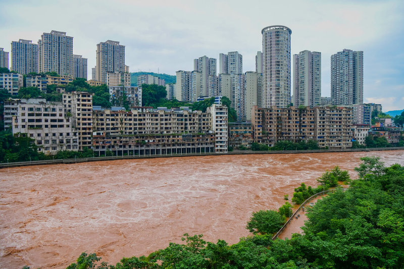 中国官方28日通报，「长江2024年第1号洪水」形成。预计未来一周，长江中下游干流城陵矶以下河段将面临超过警戒线的形势。图为6月21日，长江上游支流綦江水位暴涨，形成洪水。（中新社提供）中央社  113年6月28日