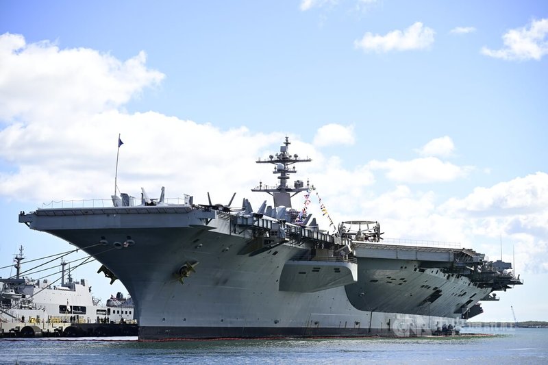 美国卡尔文森号航空母舰（USS Carl Vinson，CVN-70）停靠夏威夷珍珠港海军基地，参与2024年环太平洋军事演习。中央社特约记者Edward Bungubung摄 113年6月28日