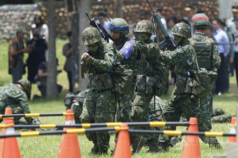 總統賴清德28日首度前往台中成功嶺視導義務役新兵訓練，新兵們在助教班長的指揮下，在訓練場演練戰鬥互助任務。中央社記者徐肇昌攝　113年6月28日