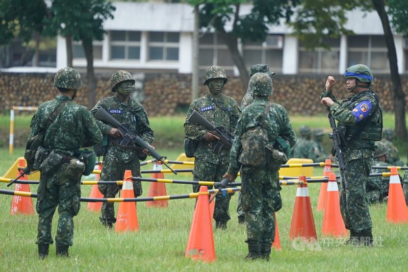 總統賴清德28日前往台中成功嶺視導義務役新兵入伍訓練，新兵們仔細聽取助教班長（右）的指揮。中央社記者徐肇昌攝　113年6月28日