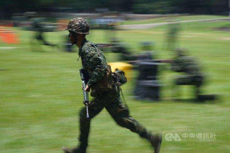 總統賴清德28日赴台中成功嶺視導新兵入伍訓練，訓練項目包含持槍走位等，新兵在鄰兵的掩護下走位移動。中央社記者徐肇昌攝 113年6月28日