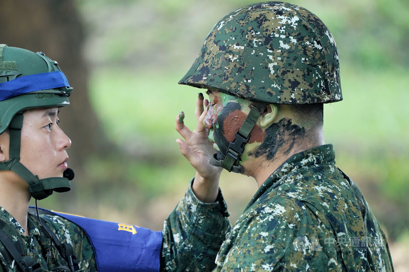 國軍今年恢復一年制義務役。台中成功嶺入伍新兵28日在助教班長協助下，於臉部塗抹偽裝膏。中央社記者徐肇昌攝 113年6月28日