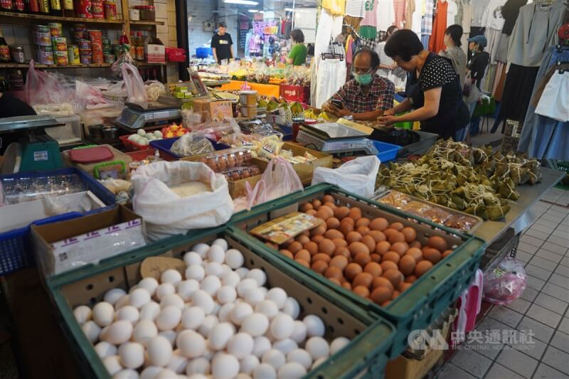 近期国产鸡蛋供过于求，产地价格多次调降。图为台北松江市场内的鸡蛋杂粮摊商。（中央社档案照片）