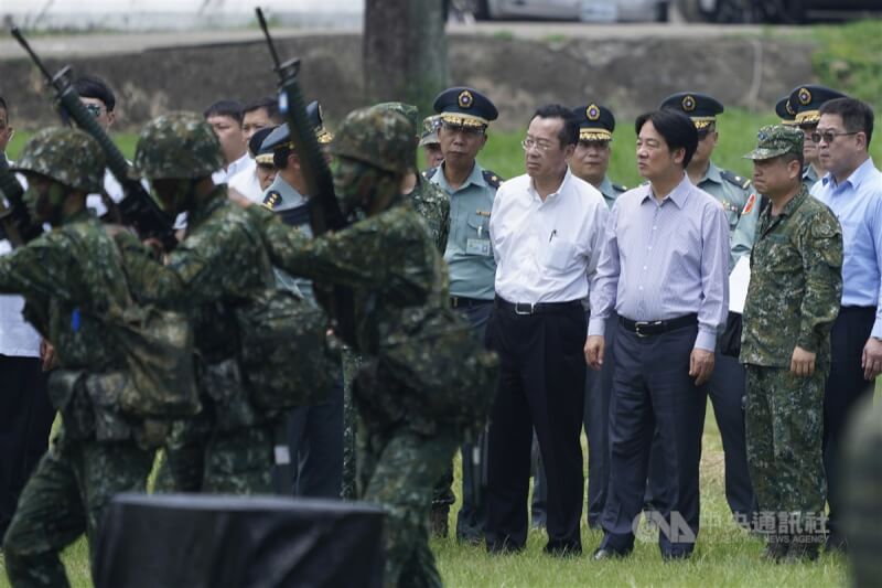 總統賴清德（前排右2）與國防部長顧立雄（前排右3）28日前往台中成功嶺，視導義務役新兵訓練。中央社記者徐肇昌攝 113年6月28日