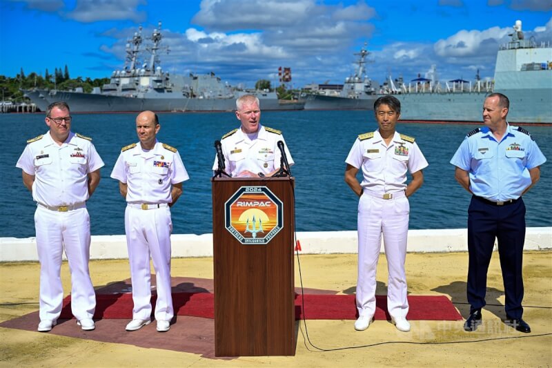 2024年環太平洋演習（RIMPAC）27日起在夏威夷及其周邊地區登場，29個國家參與。右起澳洲皇家空軍聯合部隊隊長莫里斯（Clinton Morris）、日本海上自衛隊少將橫田和司、美軍第3艦隊司令韋德（John Wade）、智利海軍准將葛瑞羅（Alberto Guerrero）、加拿大聯合行動指揮部備戰總監莫納漢（K.W.A Monaghan）。中央社特約記者Edward Bungubung攝 113年6月28日