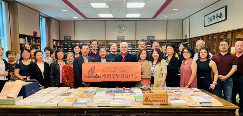 國家圖書館與哈佛大學簽署合作協議，在哈佛燕京圖書館成立「台灣漢學資源中心」，成為國圖在全球第50個合作夥伴。（國家圖書館提供）中央社記者邱祖胤傳真  113年6月28日
