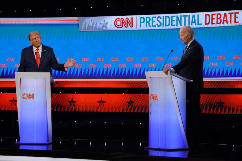 美國2024年總統大選首場電視辯論27日登場，拜登（右）和川普（左）就各項議題交鋒。（路透社）