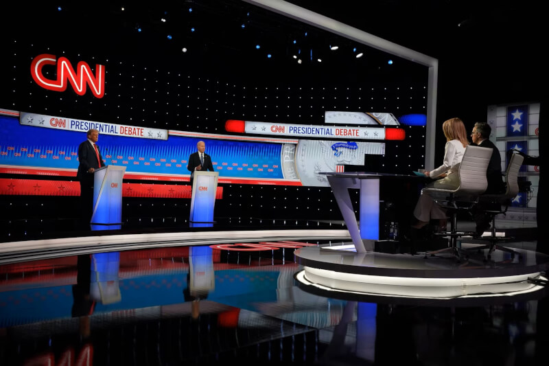 美國總統大選首場辯論登場，川普（後左）與拜登（後右）激烈交鋒。（路透社）